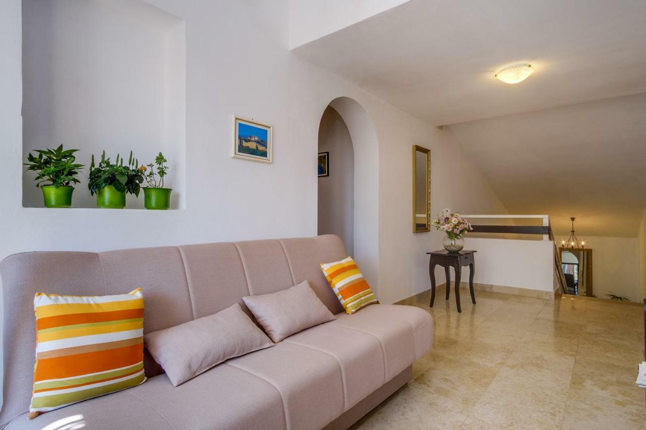 Apartments Mirella Mali Lošinj Exterior foto