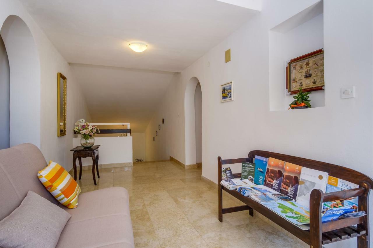 Apartments Mirella Mali Lošinj Exterior foto